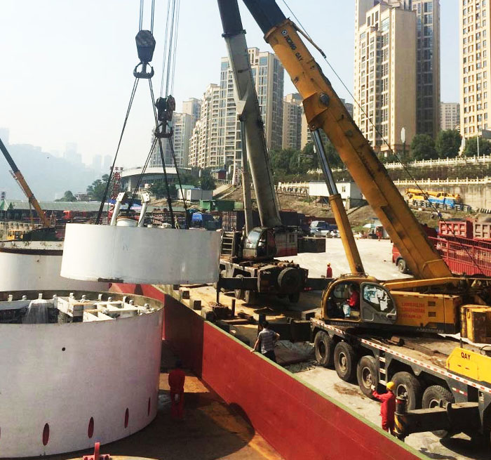 东明吊车作业中