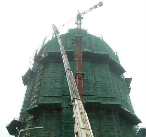 东明吊车在工地上作业
